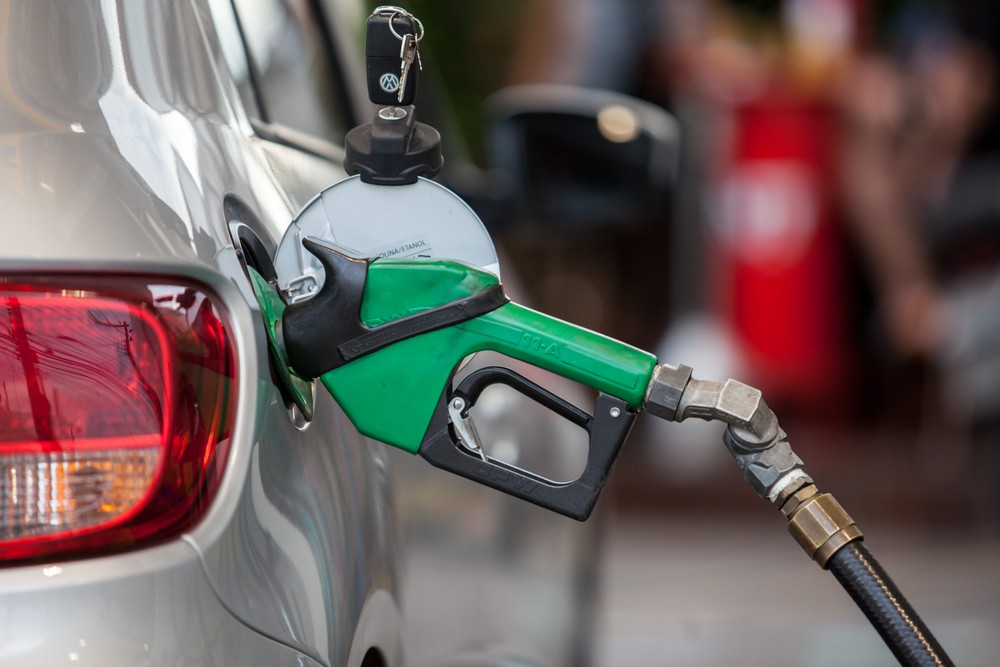 Preço da gasolina sobe nos postos pela 4ª semana seguida, diz ANP Bomba-10