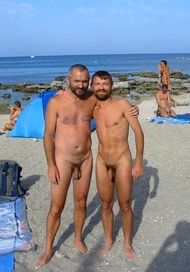 Pourquoi les Français pratiquent tant le naturisme ? Groups11