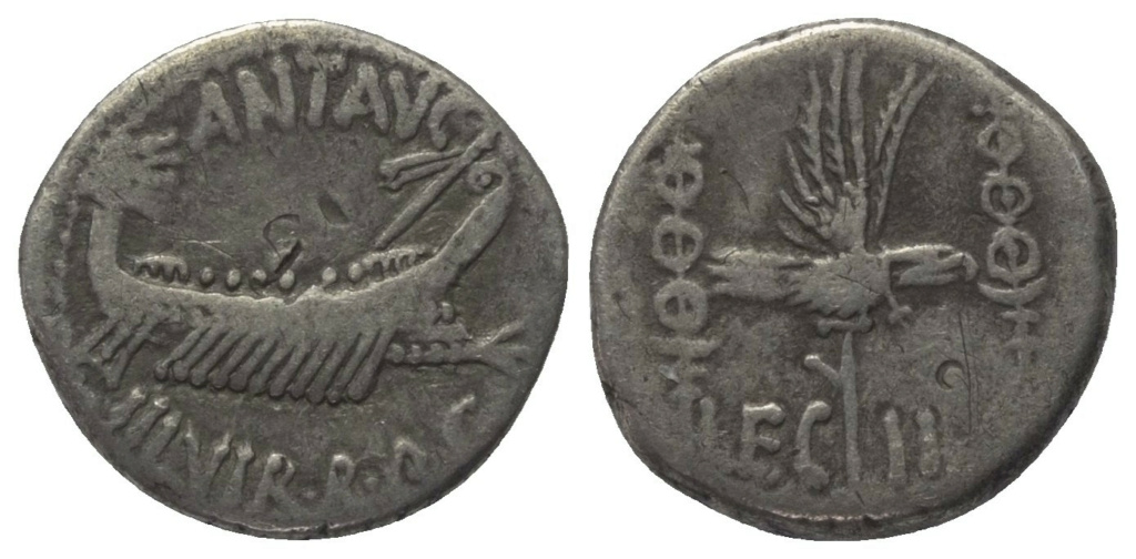 Denario gens Antonia. LEG II. Águila entre dos estandartes militares. Ceca militar (Patrae?).  38746511