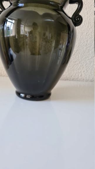 Glass vase with swirld ears 20200872