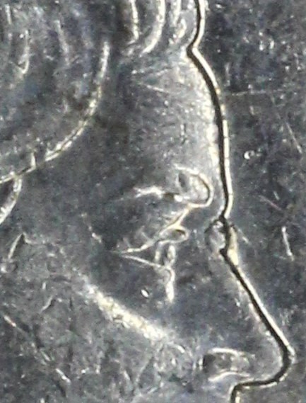 1998 - Coin fendillé sur la feuille d'érable de gauche 5_c_1912