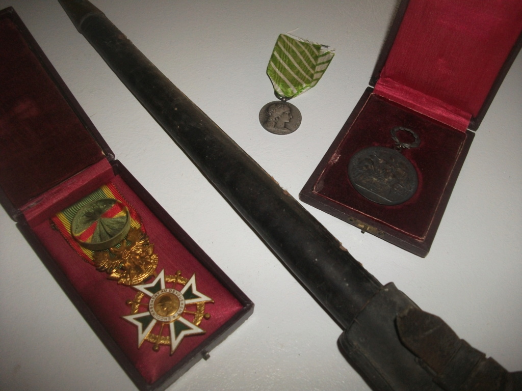 étui d'une baïonnette a douille ,des médailles et un insigne augis lyon?????, Dscf6421