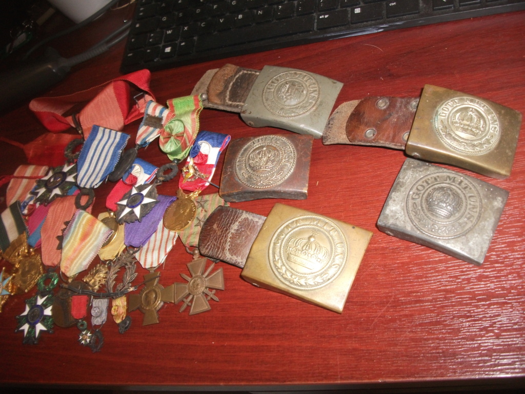 lot boucles allemande et lot de medailles et un casque SS Dscf6716