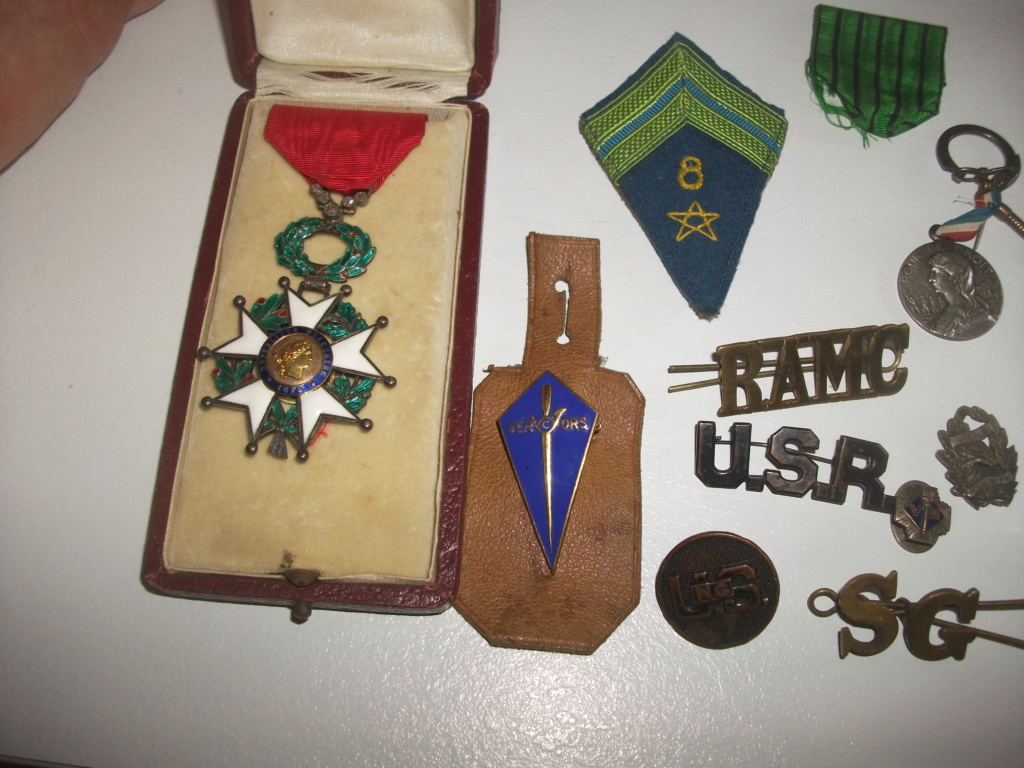 des casques ,des insignes et une légion d'honneur Dscf7735