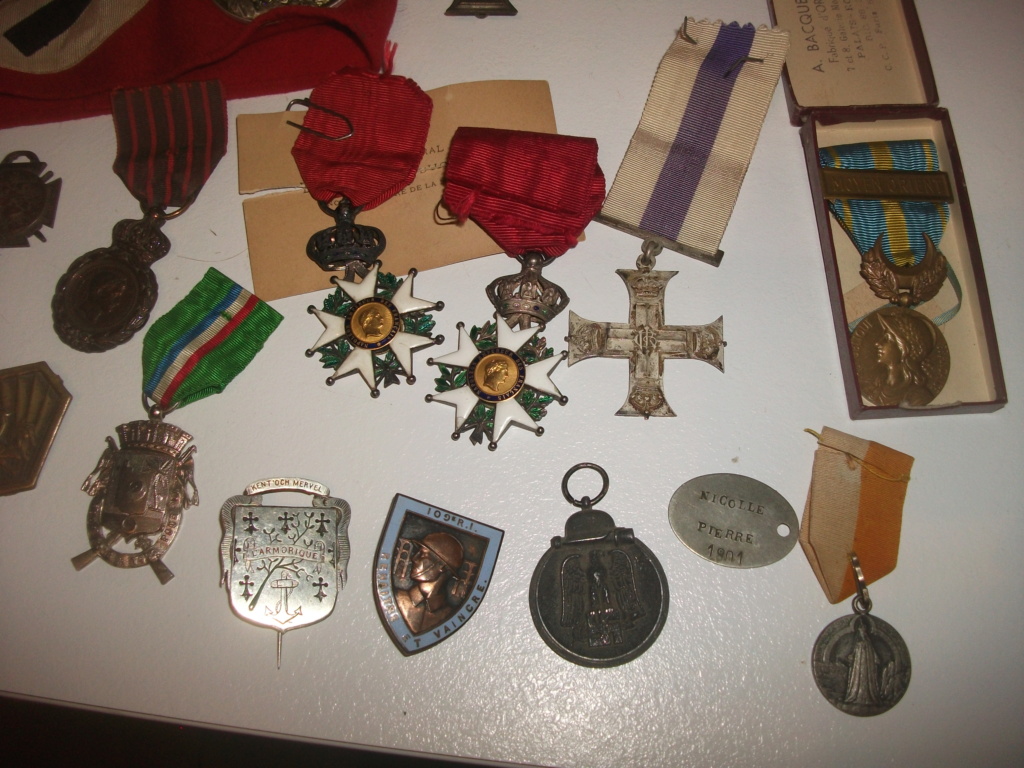 un beau de medailles ,des insignes croix fer 1er classe 1914 brassard Dscf8112
