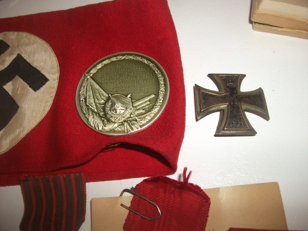 un beau de medailles ,des insignes croix fer 1er classe 1914 brassard Dscf8113