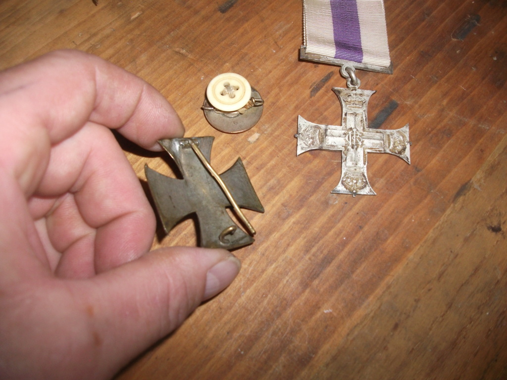 un beau de medailles ,des insignes croix fer 1er classe 1914 brassard Dscf8211