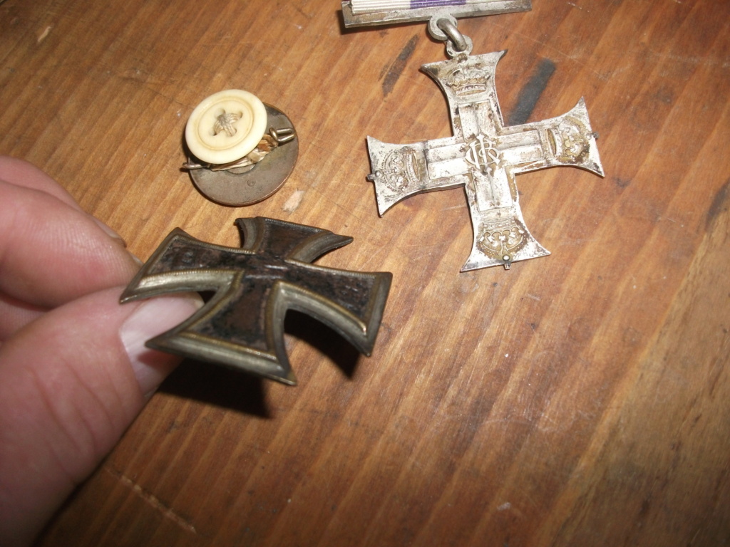 un beau de medailles ,des insignes croix fer 1er classe 1914 brassard Dscf8213