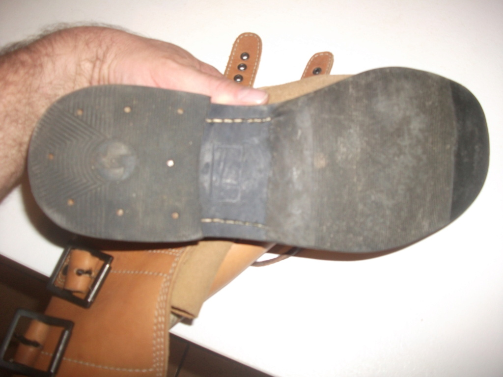 deux paires de chaussure dont une para a identifier si epoque?? Dscf8739