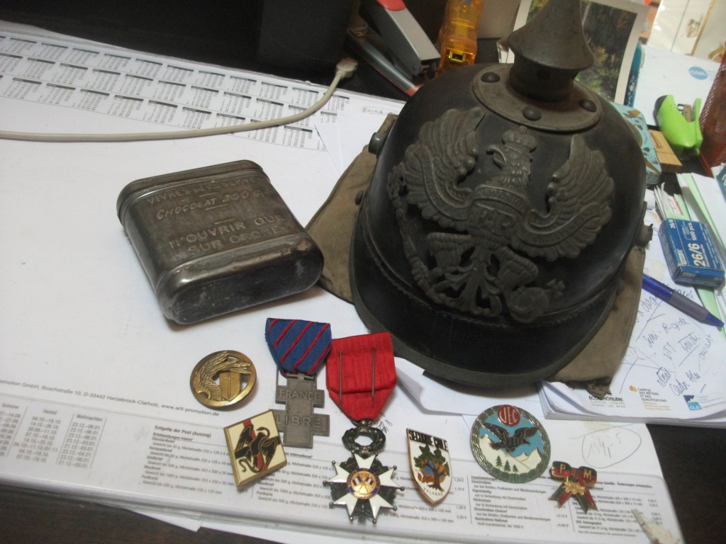 un casque a pointe des medailles,insignes et boite de chocolat Dscf9612
