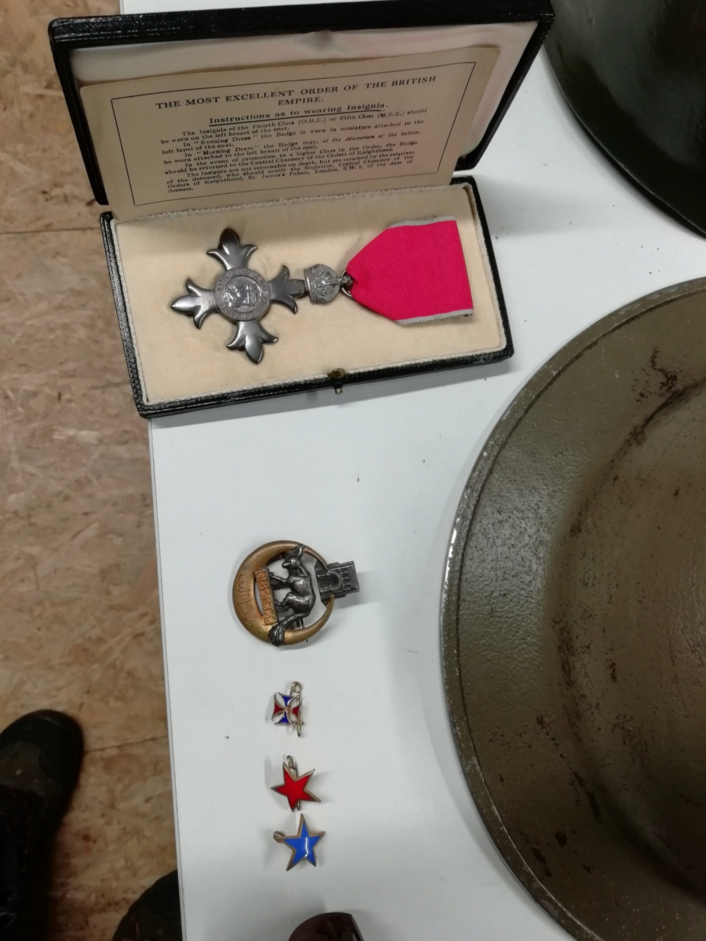 Des casques avec un para allemand camouflé hihi des insignes et une médaille  Img_2351