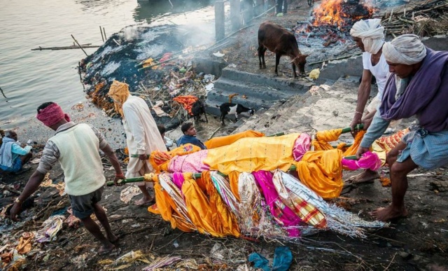 Le rôle de la crémation dans les rites funéraires indiens traditionnels 14924110