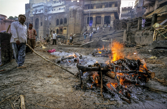 Le rôle de la crémation dans les rites funéraires indiens traditionnels Manika10