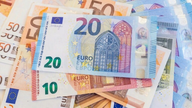 للمرة الأولى منذ 2020.. اليورو يتراجع أمام الدولار 241