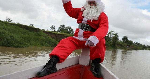 بابا نويل يوزع هداياه عبر قاربه في نهر الأمازون 422