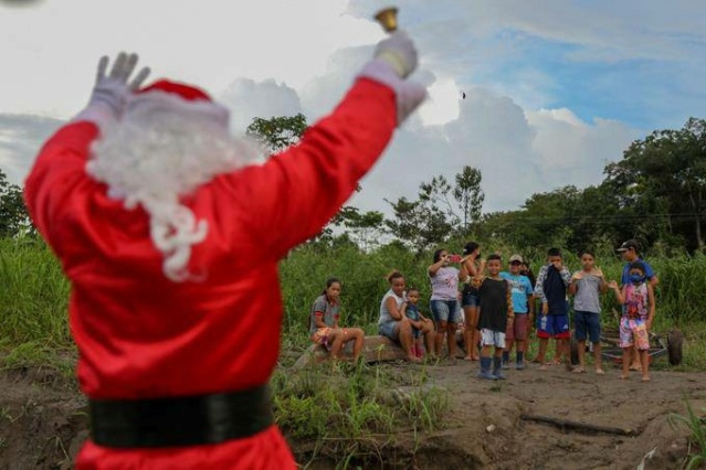 بابا نويل يوزع هداياه عبر قاربه في نهر الأمازون 535