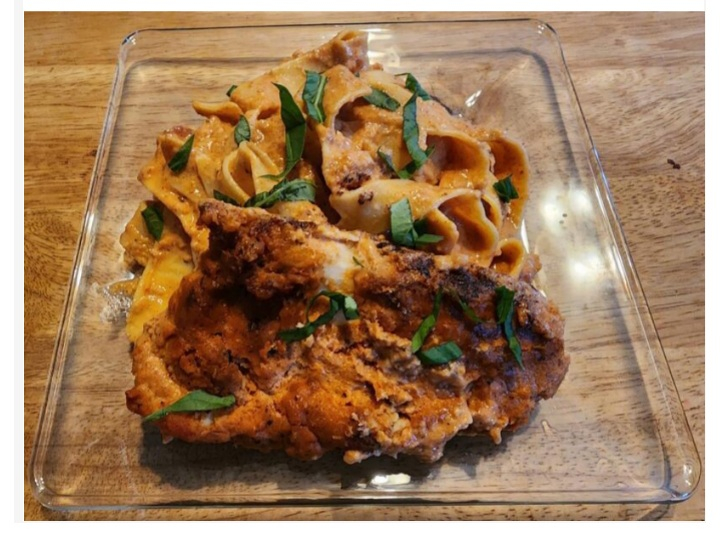 Chicken cutlets with a creamy tomato pasta 20230925