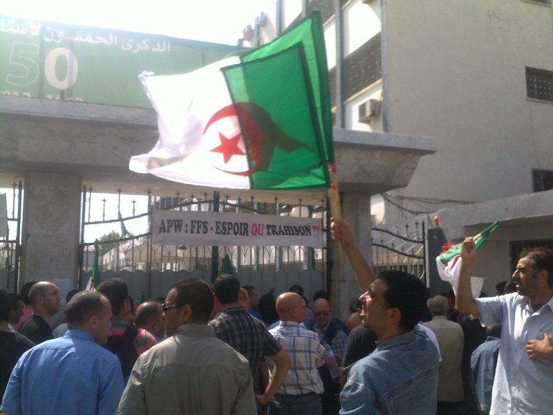 Rassemblement des citoyens d’un village d’Akfadou le 16 septembre 2013 devant le siège de  la wilaya de Bejaia   16092018