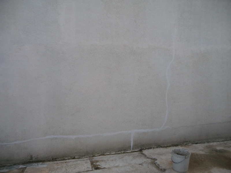 Réparer fissure dans mur crépi extérieur P1300112