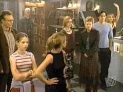 [Jeu] Images de Buffy The Vampire Slayer - Page 3 Family10