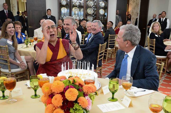 Le scandale du Dalaï Lama met en lumière le côté obscur du personnage... A710