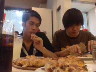 bawal magka-picture ang PMS members. Pizza10