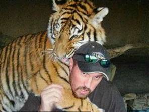 Un animalier d'un sanctuaire tué par le tigre-lion 184-8610