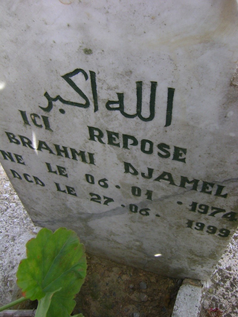 Photos du recueillement sur la tombe du regretté Djamal Brahmi! Dsc00024