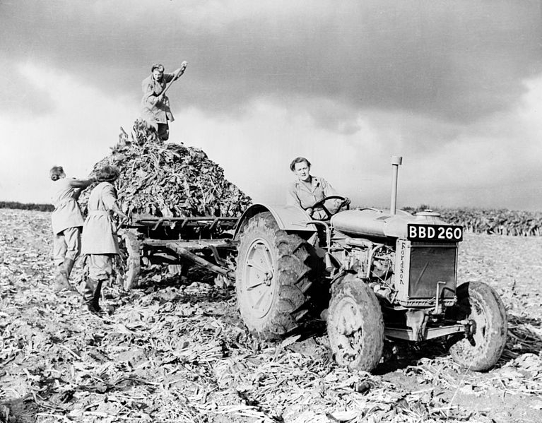 Les femmes et le matériel agricole 767px-10