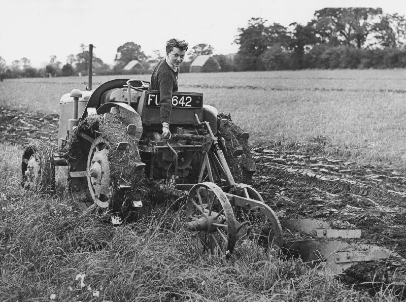 Les femmes et le matériel agricole P-fw-w10