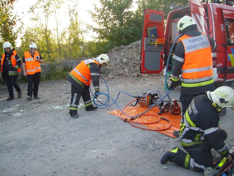 Exercice de désincarcération + stabilisation du véhicule pour les pompiers de soignies,équipe 3 (30/08/2013). 00810