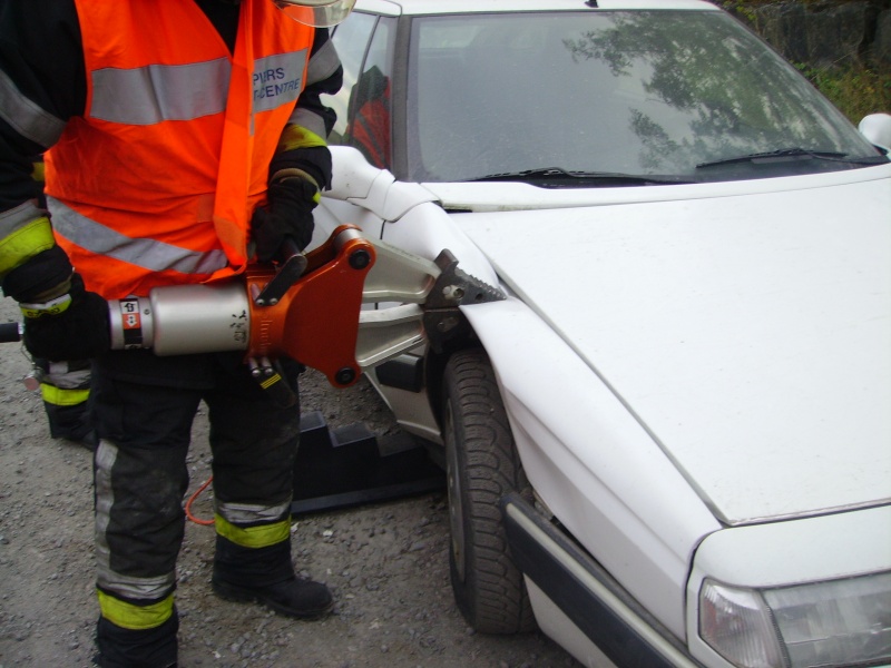 Exercice de désincarcération + stabilisation du véhicule pour les pompiers de soignies,équipe 1(16/08/2013). 01811