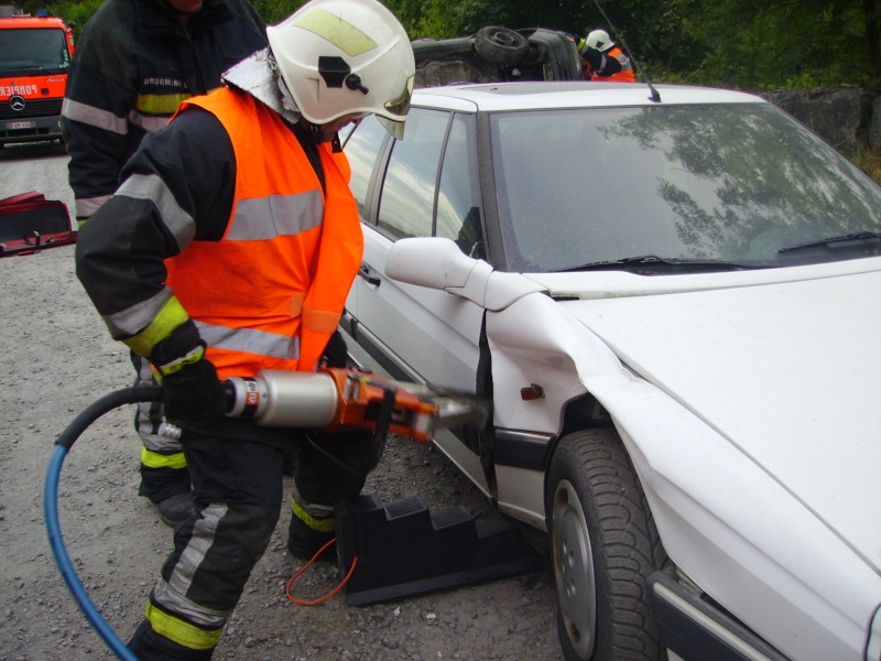 Exercice de désincarcération + stabilisation du véhicule pour les pompiers de soignies,équipe 1(16/08/2013). 01911