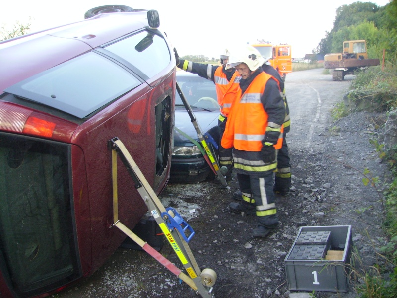 Exercice de désincarcération + stabilisation du véhicule pour les pompiers de soignies,équipe 3 (30/08/2013). 02010