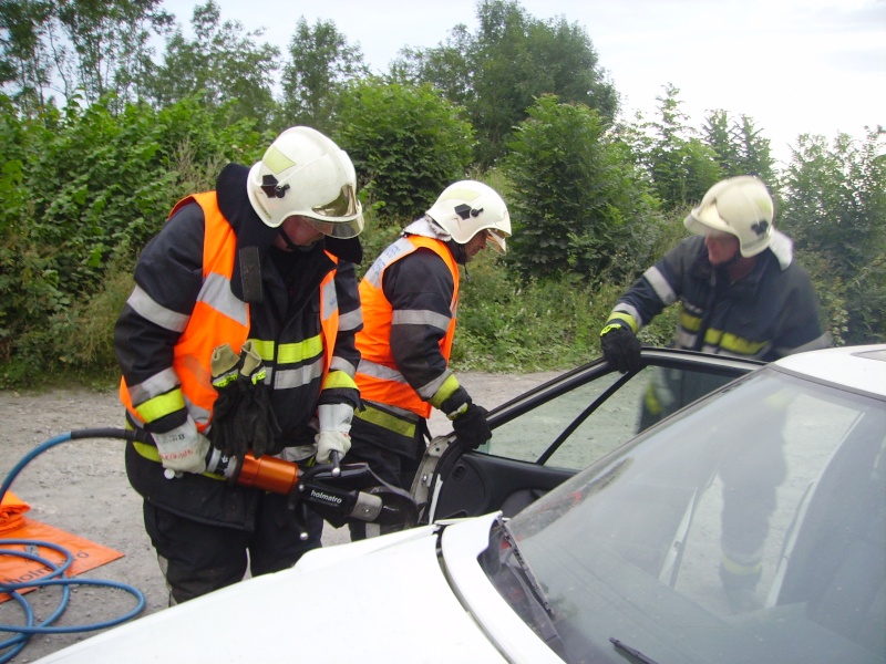 Exercice de désincarcération + stabilisation du véhicule pour les pompiers de soignies,équipe 1(16/08/2013). 02211