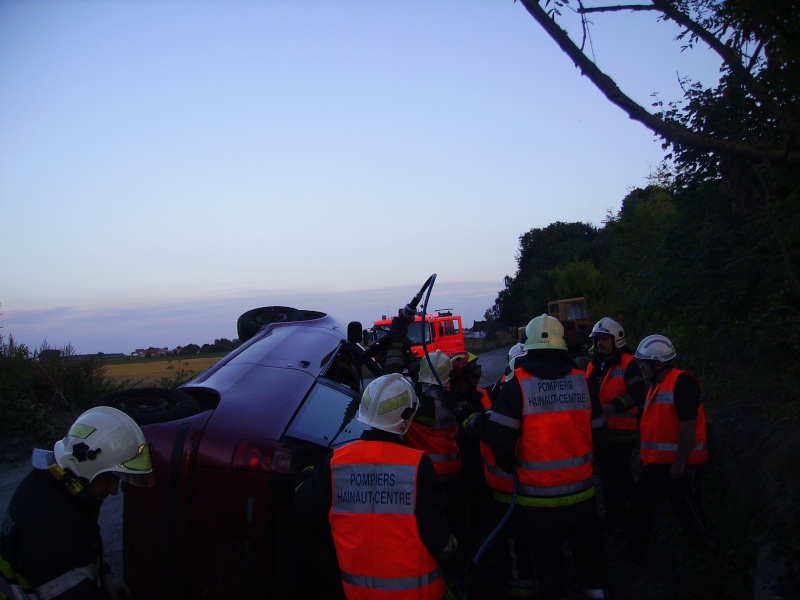 Exercice de désincarcération + stabilisation du véhicule pour les pompiers de soignies,équipe 3 (30/08/2013). 02410