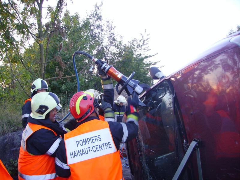 Exercice de désincarcération + stabilisation du véhicule pour les pompiers de soignies,équipe 3 (30/08/2013). 02512