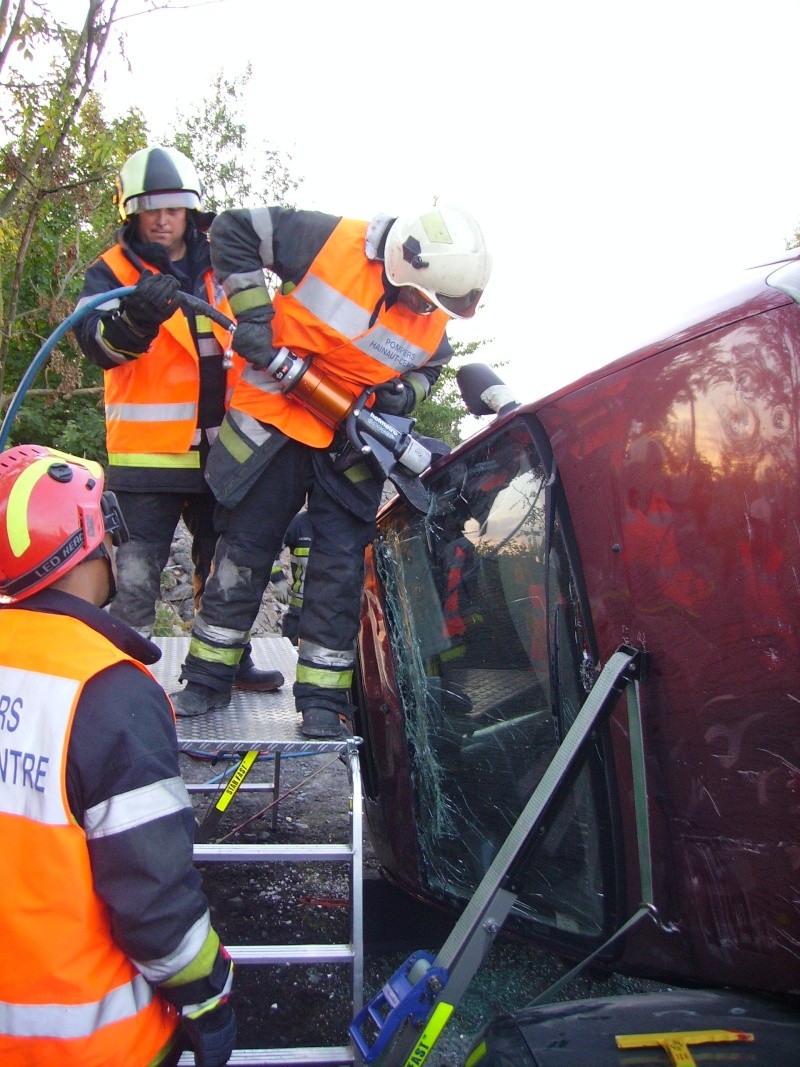 Exercice de désincarcération + stabilisation du véhicule pour les pompiers de soignies,équipe 3 (30/08/2013). 02710