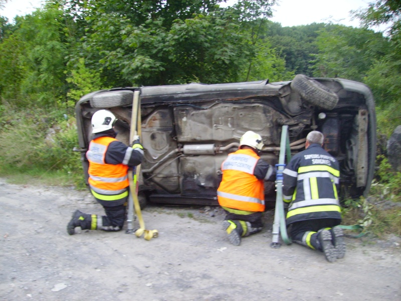 Exercice de désincarcération + stabilisation du véhicule pour les pompiers de soignies,équipe 1(16/08/2013). 03210