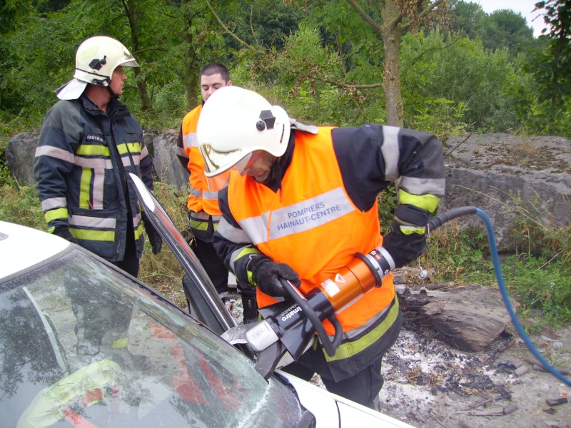 Exercice de désincarcération + stabilisation du véhicule pour les pompiers de soignies,équipe 1(16/08/2013). 03411