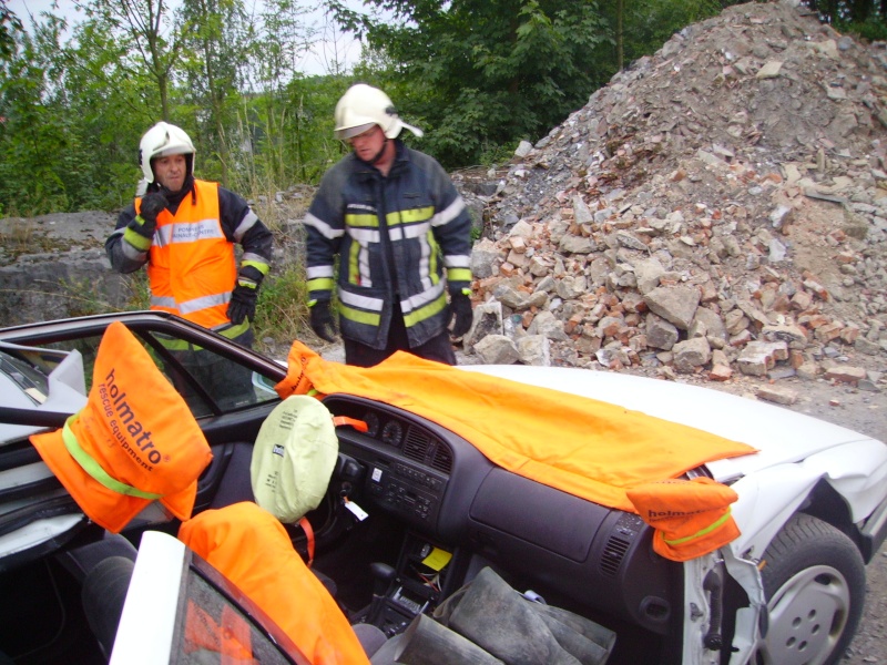 Exercice de désincarcération + stabilisation du véhicule pour les pompiers de soignies,équipe 1(16/08/2013). 04212