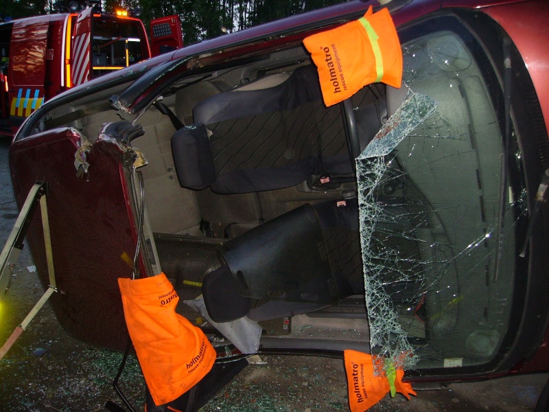 Exercice de désincarcération + stabilisation du véhicule pour les pompiers de soignies,équipe 3 (30/08/2013). 05510