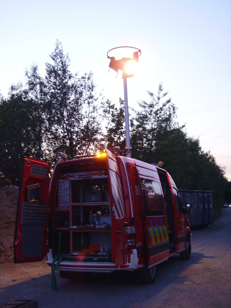 Exercice de désincarcération + stabilisation du véhicule pour les pompiers de soignies,équipe 3 (30/08/2013). 05710