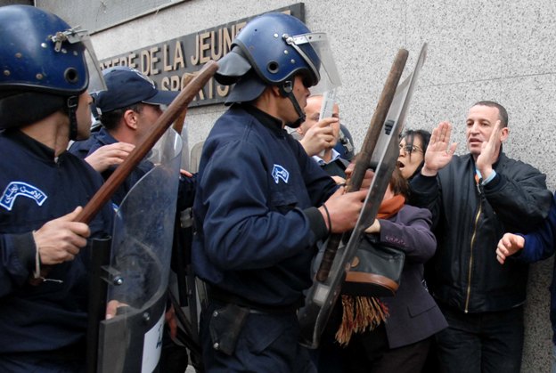 La manifestation d'Alger ce matin était un vrai bide. Violen10