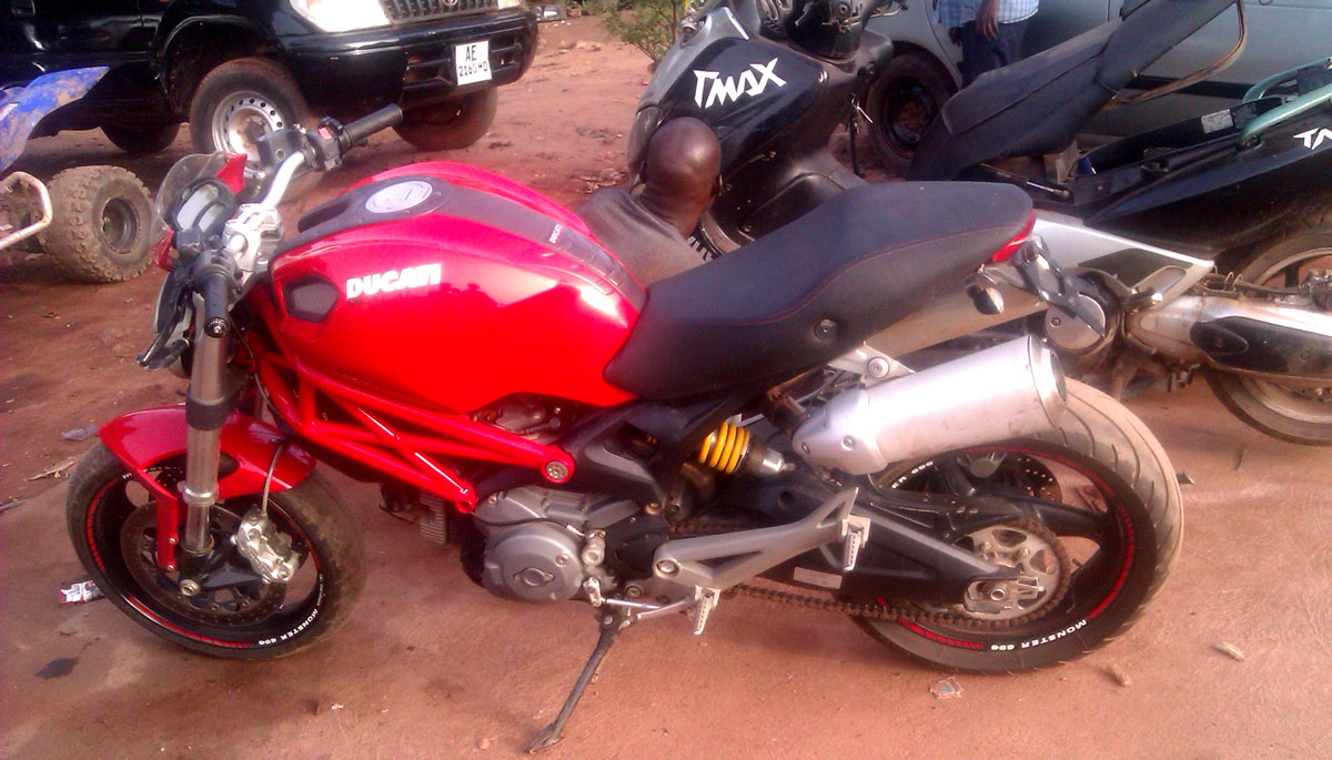 Ducati 696... mais chuuuuut Ducati11