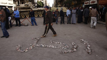 ''بالحجارة''.. متظاهرو التحرير يطالبون الرئيس مبارك بالرحيل  Ooooo10