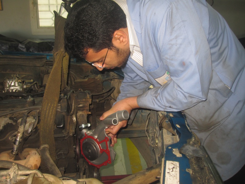 متدربين القسم يقومون بصيانة سيارة مرسيدس 230 تحت اشراف مدربهم المهندس وليد الشهري  Img_1317
