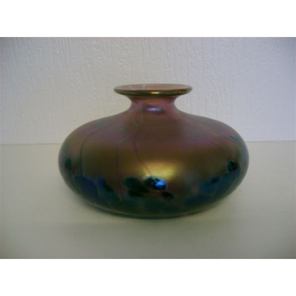 signature sur vase verre irisé : Phoenician Malta Vase-m13