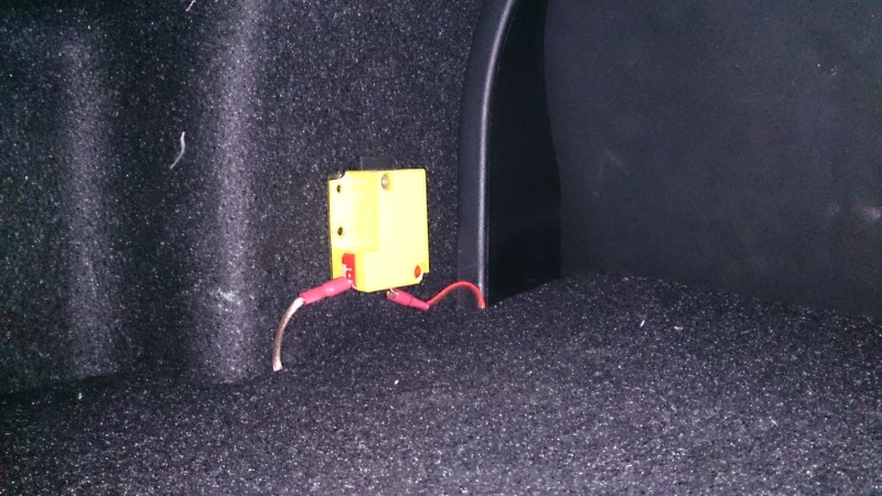 Zündstrom im Kofferraum für elektrische Schroth Gurte Dsc_0023