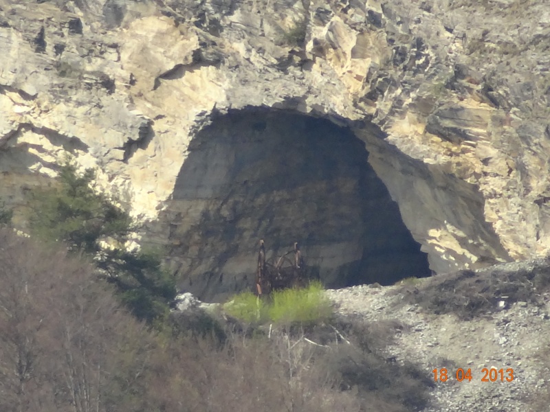 Sur la montagne, un trou dans la paroi rocheuse,kek c'est Dsc00018